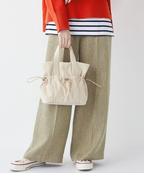 SHIPS Colors（シップス カラーズ）の「SHIPS Colors:ナイロン ギャザー ミニ トートバッグ◇（ショルダーバッグ・レディース・ブラック/ナチュラル/ブルー・ONE SIZE）」の4枚目の写真