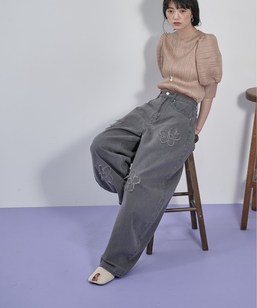THE YOn（ザヨン）の「フラワーモチーフカーブバレルパンツ（デニムパンツ・レディース・アイボリー/ライトブルー/グレー・M/S）」の3枚目の写真