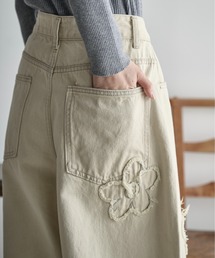 THE YOn（ザヨン）の「フラワーモチーフカーブバレルパンツ（デニムパンツ）」