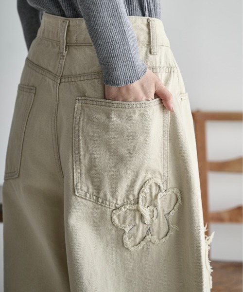 THE YOn（ザヨン）の「フラワーモチーフカーブバレルパンツ（デニムパンツ・レディース・アイボリー/ライトブルー・M/S）」の2枚目の写真