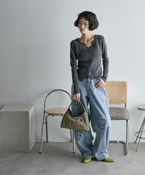 THE YOn（ザヨン）の「フラワーモチーフカーブバレルパンツ（デニムパンツ・レディース・アイボリー/ライトブルー・M/S）」の14枚目の写真