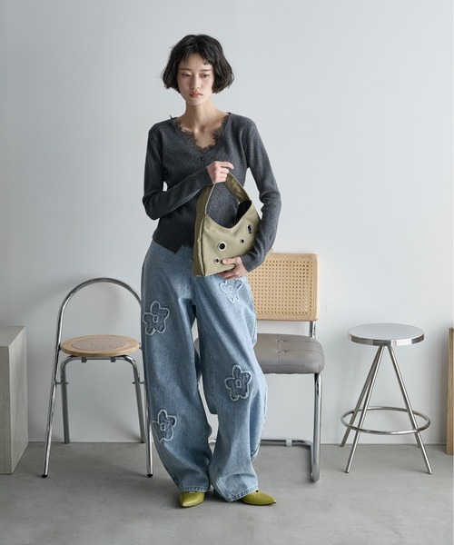 THE YOn（ザヨン）の「フラワーモチーフカーブバレルパンツ（デニムパンツ・レディース・アイボリー/ライトブルー・M/S）」の13枚目の写真