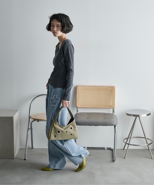 THE YOn（ザヨン）の「フラワーモチーフカーブバレルパンツ（デニムパンツ・レディース・アイボリー/ライトブルー・M/S）」の15枚目の写真