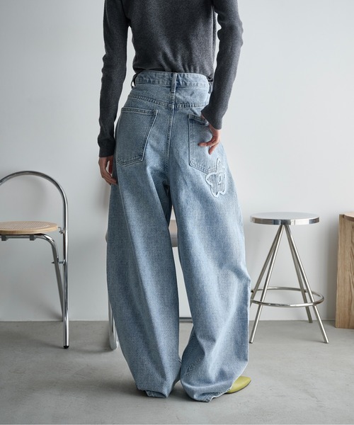 THE YOn（ザヨン）の「フラワーモチーフカーブバレルパンツ（デニムパンツ・レディース・アイボリー/ライトブルー・M/S）」の11枚目の写真