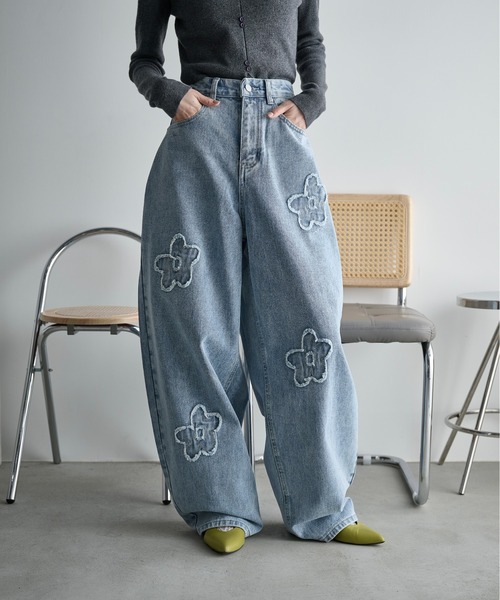 THE YOn（ザヨン）の「フラワーモチーフカーブバレルパンツ（デニムパンツ・レディース・アイボリー/ライトブルー・M/S）」の8枚目の写真