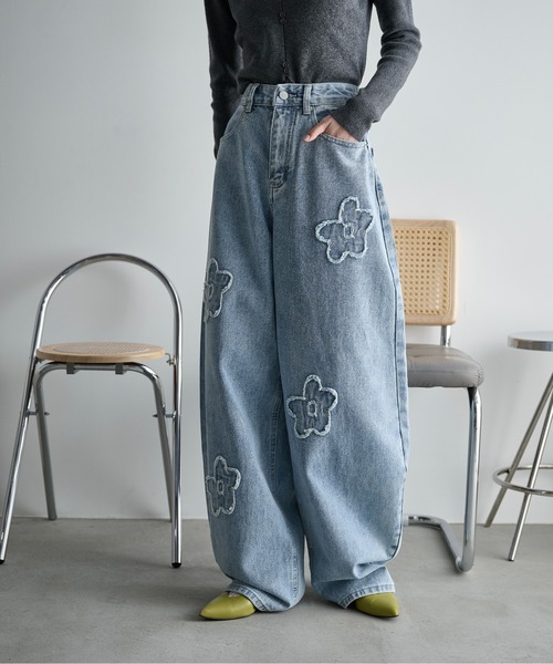 THE YOn（ザヨン）の「フラワーモチーフカーブバレルパンツ（デニムパンツ・レディース・アイボリー/ライトブルー・M/S）」の9枚目の写真