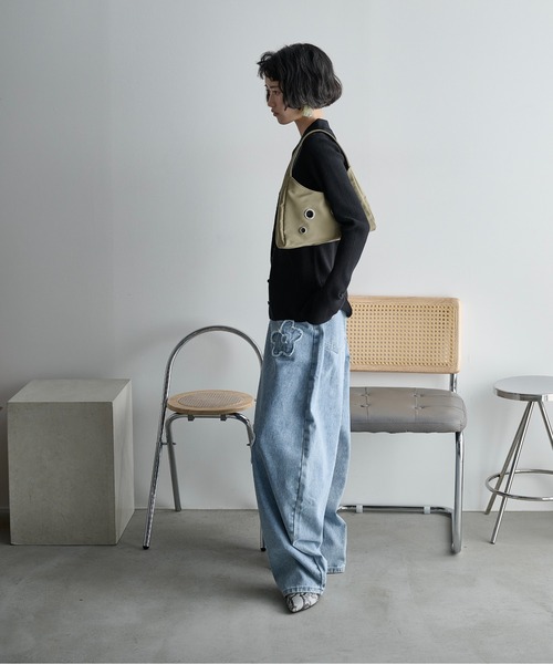 THE YOn（ザヨン）の「フラワーモチーフカーブバレルパンツ（デニムパンツ・レディース・アイボリー/ライトブルー・M/S）」の18枚目の写真