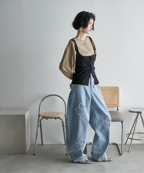 THE YOn（ザヨン）の「フラワーモチーフカーブバレルパンツ（デニムパンツ・レディース・アイボリー/ライトブルー・M/S）」の22枚目の写真