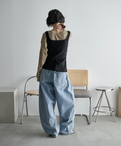 THE YOn（ザヨン）の「フラワーモチーフカーブバレルパンツ（デニム
