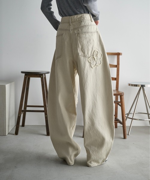 THE YOn（ザヨン）の「フラワーモチーフカーブバレルパンツ（デニムパンツ・レディース・アイボリー/ライトブルー・M/S）」の3枚目の写真