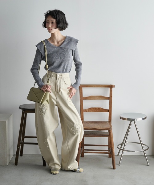 THE YOn（ザヨン）の「フラワーモチーフカーブバレルパンツ（デニムパンツ・レディース・アイボリー/ライトブルー・M/S）」の5枚目の写真