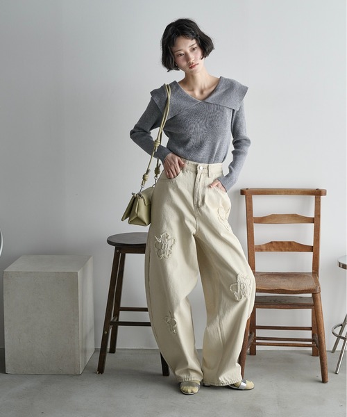 THE YOn（ザヨン）の「フラワーモチーフカーブバレルパンツ（デニムパンツ・レディース・アイボリー/ライトブルー・M/S）」の6枚目の写真