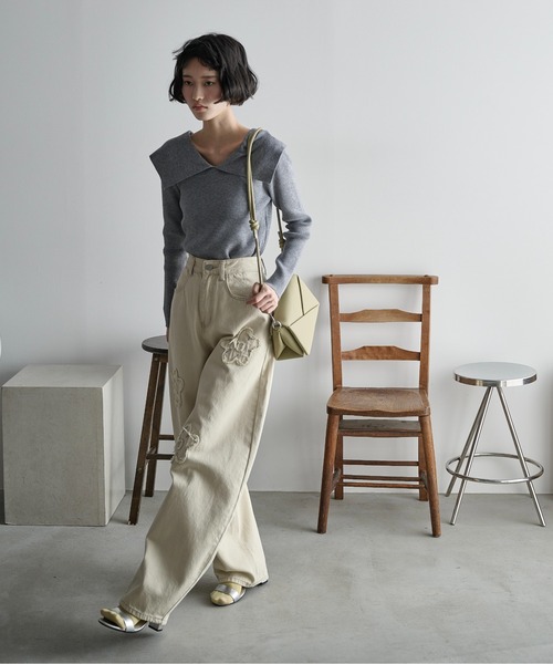 THE YOn（ザヨン）の「フラワーモチーフカーブバレルパンツ（デニムパンツ・レディース・アイボリー/ライトブルー・M/S）」の7枚目の写真