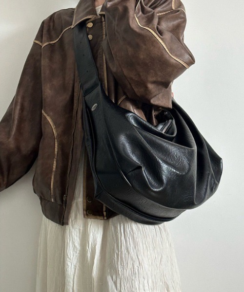 yuue' ( wear )(ユーイ)の「大容量フェイクレザーショルダーバッグ/A4サイズ対応(ショルダーバッグ・レディース・ブラック/ダークブラウン・FREE)」の19枚目の写真