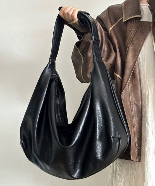 yuue' ( wear )(ユーイ)の「大容量フェイクレザーショルダーバッグ/A4サイズ対応(ショルダーバッグ・レディース・ブラック/ダークブラウン・FREE)」の18枚目の写真