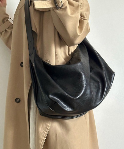yuue' ( wear )(ユーイ)の「大容量フェイクレザーショルダーバッグ/A4サイズ対応(ショルダーバッグ・レディース・ブラック/ダークブラウン・FREE)」の9枚目の写真