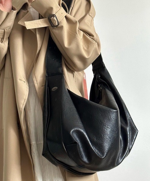 yuue' ( wear )(ユーイ)の「大容量フェイクレザーショルダーバッグ/A4サイズ対応(ショルダーバッグ・レディース・ブラック/ダークブラウン・FREE)」の6枚目の写真