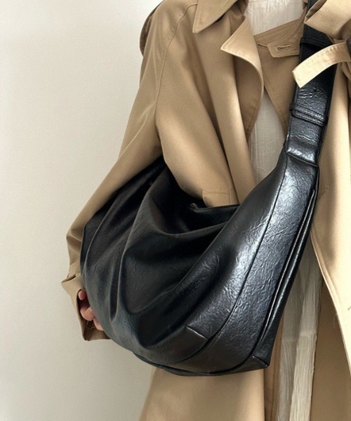 yuue' ( wear )(ユーイ)の「大容量フェイクレザーショルダーバッグ/A4サイズ対応(ショルダーバッグ・レディース・ブラック/ダークブラウン・FREE)」の8枚目の写真