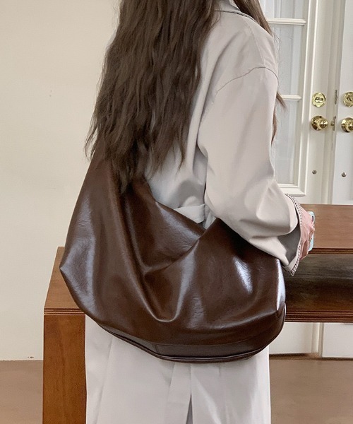 yuue' ( wear )(ユーイ)の「大容量フェイクレザーショルダーバッグ/A4サイズ対応(ショルダーバッグ・レディース・ブラック/ダークブラウン・FREE)」の13枚目の写真