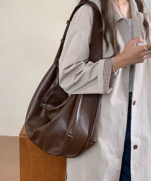 yuue' ( wear )(ユーイ)の「大容量フェイクレザーショルダーバッグ/A4サイズ対応(ショルダーバッグ・レディース・ブラック/ダークブラウン・FREE)」の12枚目の写真