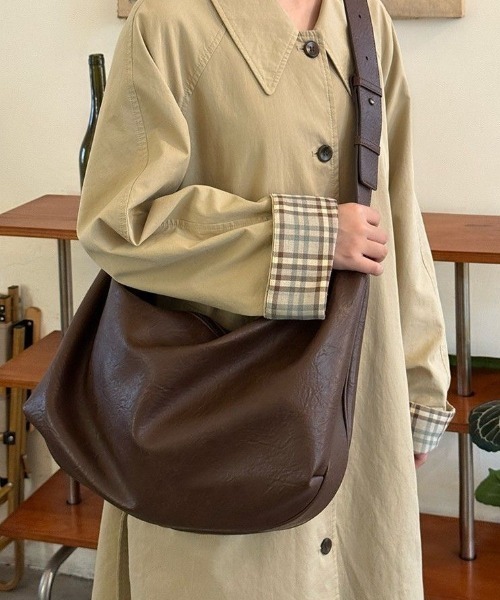 yuue' ( wear )(ユーイ)の「大容量フェイクレザーショルダーバッグ/A4サイズ対応(ショルダーバッグ・レディース・ブラック/ダークブラウン・FREE)」の4枚目の写真