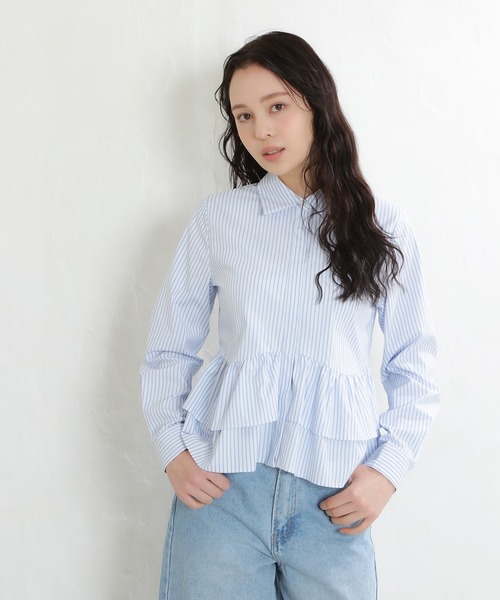 ASTORIA ODIER（アストリアオディール）の「ティアード裾フリルシャツ(ストライプ柄、無地)（シャツ/ブラウス・レディース・ホワイト/ホワイト×ブルー/サックスブルー・MEDIUM）」の4枚目の写真
