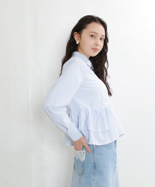 ASTORIA ODIER（アストリアオディール）の「ティアード裾フリルシャツ(ストライプ柄、無地)（シャツ/ブラウス・レディース・ホワイト/ホワイト×ブルー/サックスブルー・MEDIUM）」の6枚目の写真