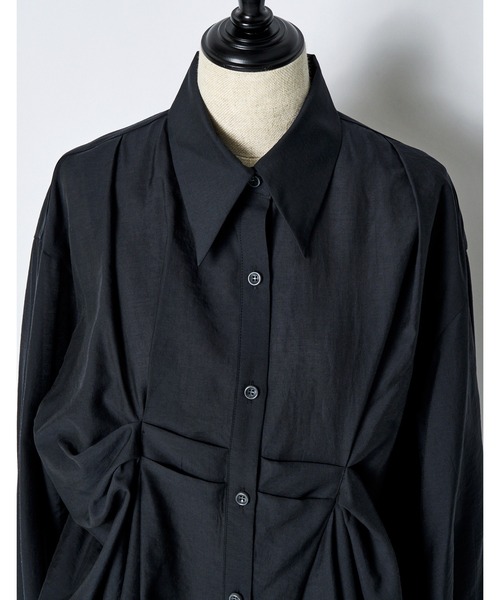 RUMCHE(ラムシェ)の「Sheer Layered Tuck Shirt / シアーレイヤードタックシャツ(シャツ/ブラウス・レディース・ネイビー・FREE)」の5枚目の写真