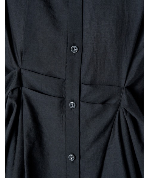 RUMCHE(ラムシェ)の「Sheer Layered Tuck Shirt / シアーレイヤードタックシャツ(シャツ/ブラウス・レディース・ネイビー・FREE)」の4枚目の写真