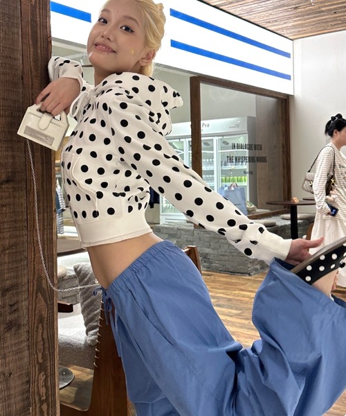 SHEENA(シーナ)の「ドットダブルジップショート丈パーカー(パーカー・レディース・ホワイト・M)」の4枚目の写真