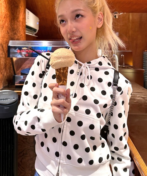 SHEENA(シーナ)の「ドットダブルジップショート丈パーカー(パーカー・レディース・ホワイト・M)」の2枚目の写真