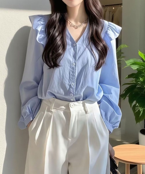 SallyLunn(サリーラン)の「Vネックフリルショルダーブラウス(シャツ/ブラウス・レディース・ブルー・MEDIUM/LARGE)」の2枚目の写真