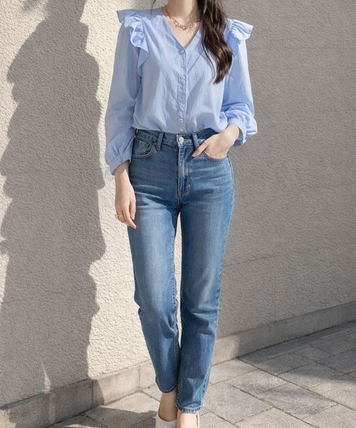 SallyLunn(サリーラン)の「Vネックフリルショルダーブラウス(シャツ/ブラウス・レディース・ブルー・MEDIUM/LARGE)」の4枚目の写真