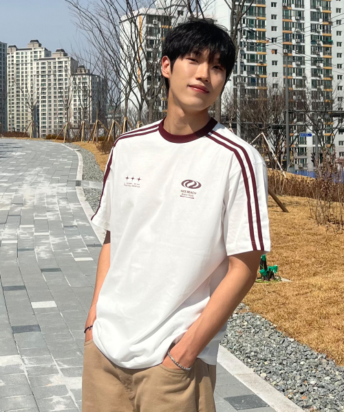 URBANDTYPE(アーバンディタイプ)の「フットボールジャージTシャツ_ホワイト/バーガンディ(Tシャツ/カットソー・メンズ・その他・SMALL/MEDIUM/LARGE)」の2枚目の写真