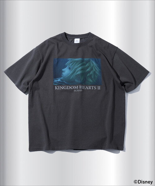 FREAK'S STORE(フリークスストア)の「FREAK’S STORE/フリークスストア KINGDOM HEARTS II /ROXAS/SCENE TEE/キングダム ハーツ II /ロクサス/シーンTシャツ(Tシャツ/カットソー・メンズ・ホワイト/ブラック・MEDIUM/LARGE/X-LARGE)」の2枚目の写真