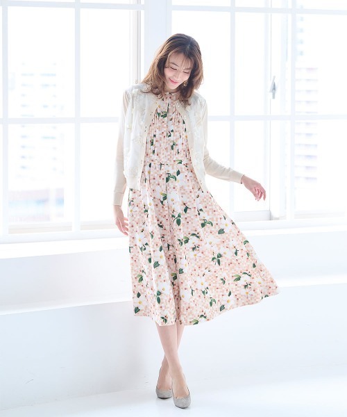 Chesty(チェスティー)の「フラワープリントワンピース(ワンピース・レディース・ベージュ/ネイビー・0/1)」の1枚目の写真