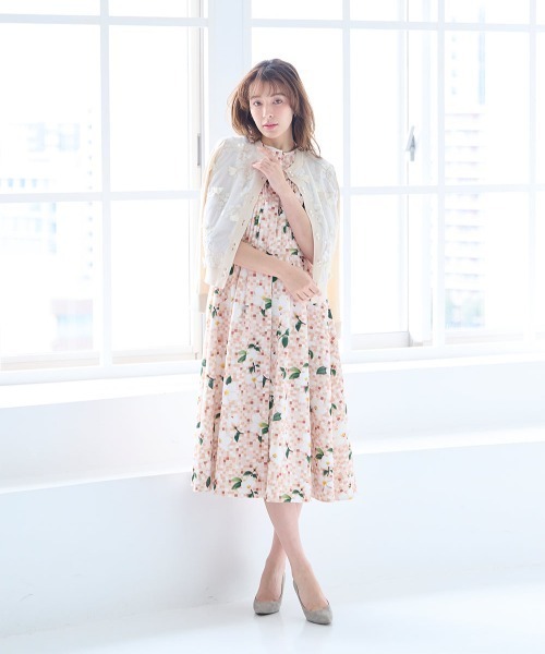Chesty(チェスティー)の「フラワープリントワンピース(ワンピース・レディース・ベージュ/ネイビー・0/1)」の9枚目の写真
