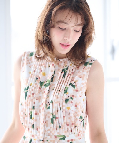 Chesty(チェスティー)の「フラワープリントワンピース(ワンピース・レディース・ベージュ/ネイビー・0/1)」の12枚目の写真