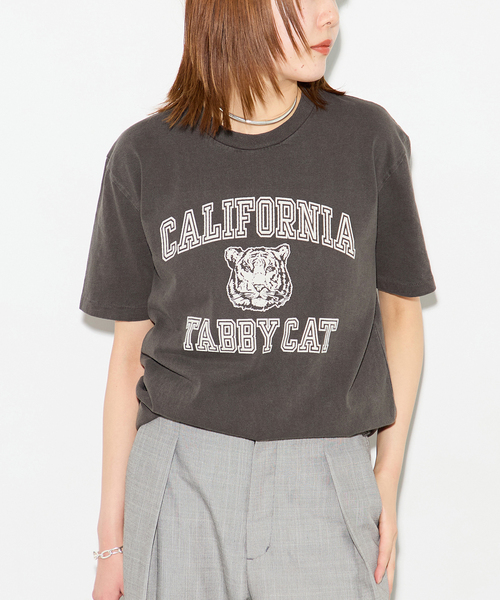 journal standard L'essage(ジャーナルスタンダードレサージュ)の「【MIXTA/ミクスタ】CALIFORNIA TABBY CAT CREW Tシャツ(Tシャツ/カットソー・レディース・ブラック/アイボリー/チャコールグレー・MEDIUM)」の1枚目の写真