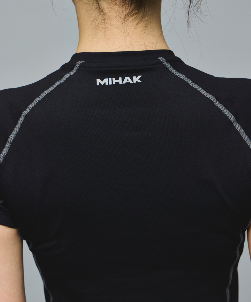 MIHAK（ミハク）の「シンボルロゴアクティブショートスリーブ（ブラック）（Tシャツ/カットソー・レディース・その他・1/2）」の6枚目の写真