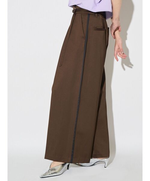 ELENDEEK(エレンディーク)の「バックサテンタックパンツ(その他パンツ・レディース・オフホワイト/ブラウン・2/1)」の15枚目の写真