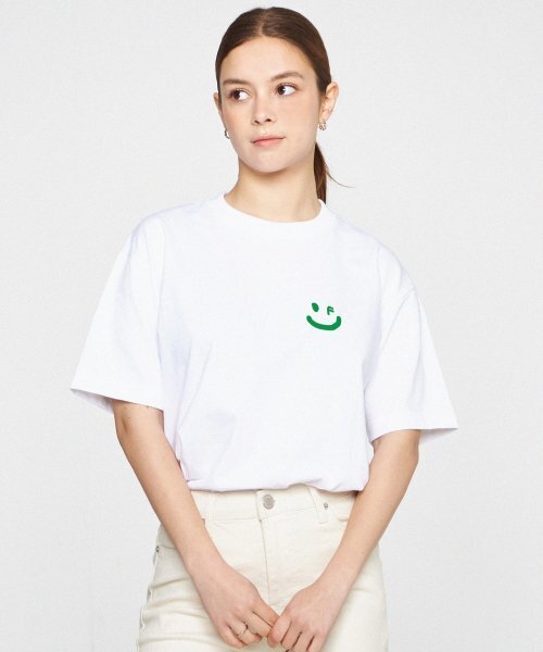 GRAVER（グレーバー）の「[ユニセックス]スモールドローイングスマイル半袖Tシャツ_ホワイト/グリーンロゴ（Tシャツ/カットソー・レディース・ホワイト・SMALL/MEDIUM/LARGE）」の4枚目の写真