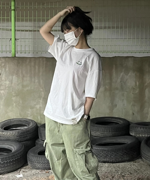 GRAVER（グレーバー）の「[ユニセックス]スモールドローイングスマイル半袖Tシャツ_ホワイト/グリーンロゴ（Tシャツ/カットソー・レディース・ホワイト・SMALL/MEDIUM/LARGE）」の13枚目の写真