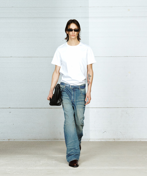 YUJI(ユジ)の「SLIM FIT T-SHIRT WHITE(Tシャツ/カットソー・レディース・ホワイト・SMALL/MEDIUM/LARGE/X-LARGE/X-SMALL)」の2枚目の写真