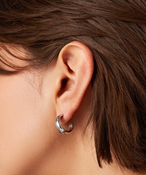 JENNYBIRD(ジェニーバード)の「【JENNY BIRD/ジェニーバード】スモールフープ ピアス Staple Hoops - Small(ピアス(両耳用)・レディース・シルバー/ゴールド・FREE)」の9枚目の写真