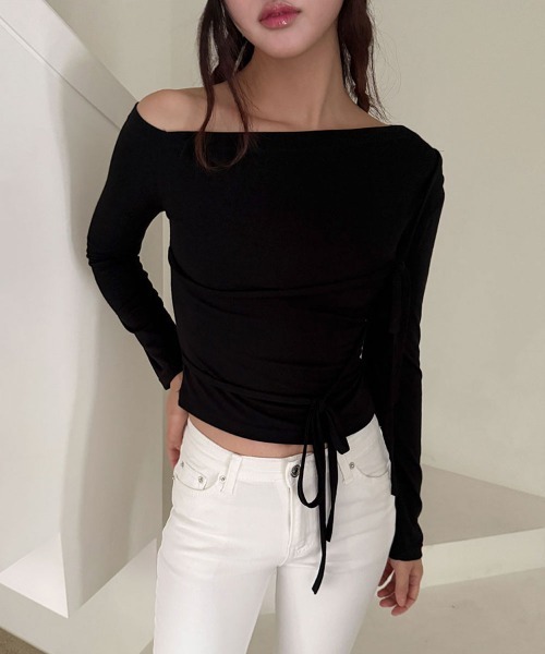 4INT.(フォイント)の「ワンオフショルダー サイド リボン ストラップ オフショルダー 長袖 Tシャツ(Tシャツ/カットソー・レディース・ブラック/チャコール/ホワイト・FREE)」の2枚目の写真