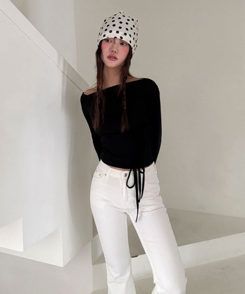 4INT.(フォイント)の「ワンオフショルダー サイド リボン ストラップ オフショルダー 長袖 Tシャツ(Tシャツ/カットソー・レディース・ブラック/チャコール/ホワイト・FREE)」の7枚目の写真