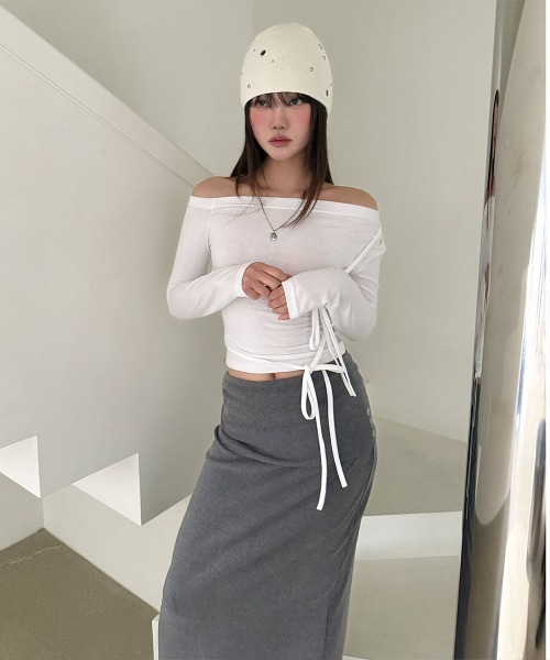 4INT.(フォイント)の「ワンオフショルダー サイド リボン ストラップ オフショルダー 長袖 Tシャツ(Tシャツ/カットソー・レディース・ブラック/チャコール/ホワイト・FREE)」の22枚目の写真