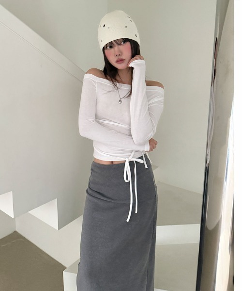 4INT.(フォイント)の「ワンオフショルダー サイド リボン ストラップ オフショルダー 長袖 Tシャツ(Tシャツ/カットソー・レディース・ブラック/チャコール/ホワイト・FREE)」の21枚目の写真