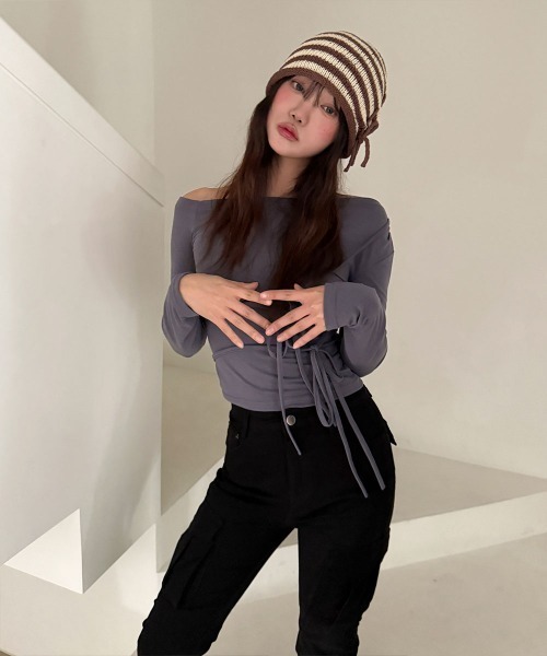 4INT.(フォイント)の「ワンオフショルダー サイド リボン ストラップ オフショルダー 長袖 Tシャツ(Tシャツ/カットソー・レディース・ブラック/チャコール/ホワイト・FREE)」の4枚目の写真